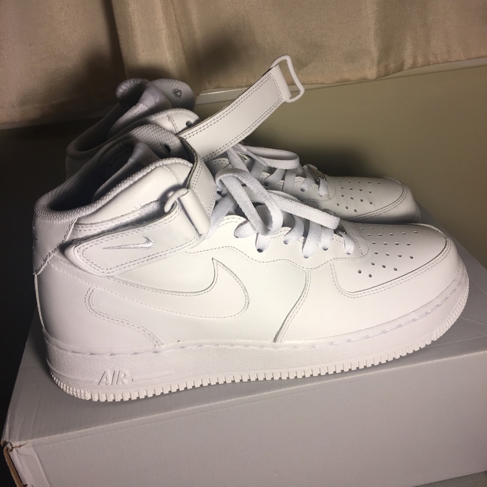 White mid Air Force 1